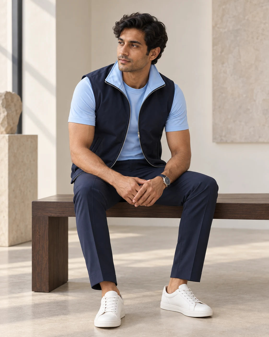 Een model in de baby-blue-navy Elegance Bundel