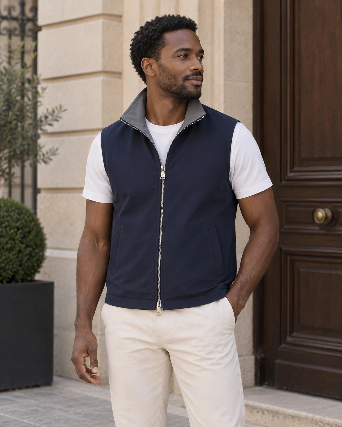 Een model in ons navy omkeerbare gilet
